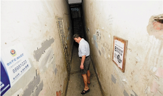 老板拎60万珠宝夜归遇劫邻居挺身而出摁倒抢匪