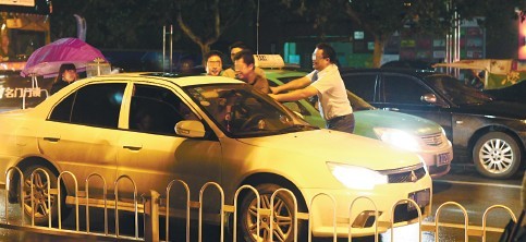 ��������Ź���񾯱��к�˵��绰����������ͼ��