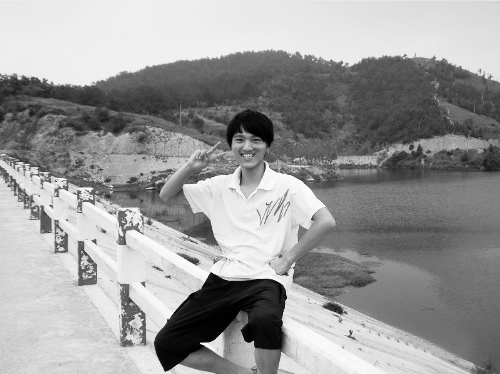 18��С���¾�3����ˮ��ͯ���������ߵ�Ǹ��ͼ��