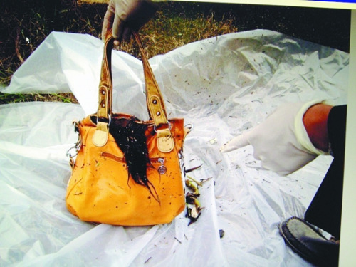 渔夫水中捞女包发现人头原是女子遭男友分尸(图)