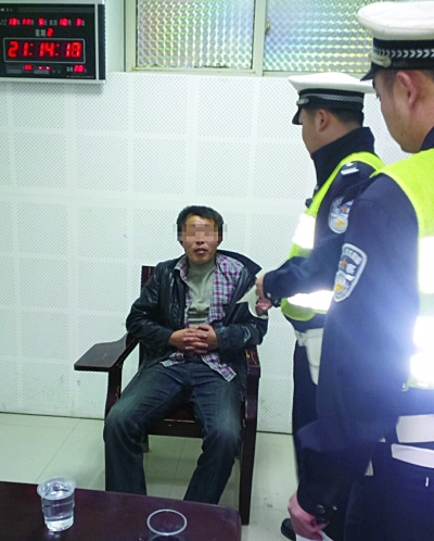 男子照被吊销仍酒驾拒绝检查打伤交警(图)