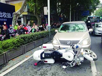 男子连闯红灯称车上有硫酸拿刀逼退交警驾车逃窜