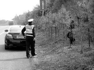 司机内急高速路上停车小便被罚200元扣6分(图)