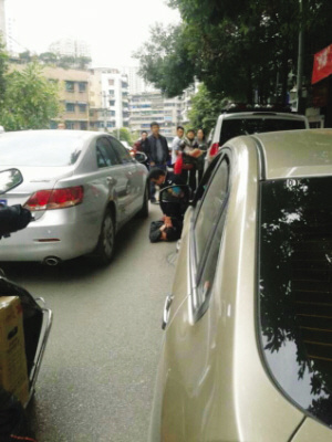 ���������˺�׼������·���񾯳��ֽ�����ס��ͼ��