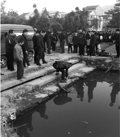 ����ĸŮ���������ƹ�͵��ʱ����ɱ��ĸŮ