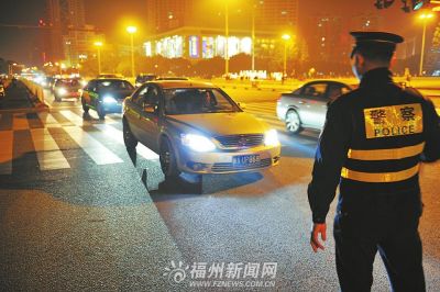 交警查处滥用远光灯十几年老司机自称首次被查