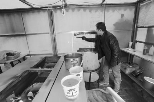 奇葩小偷三进小店炒菜做饭当自家(图)