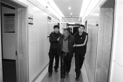 积怨五年气难消 男子持刀将人捅死