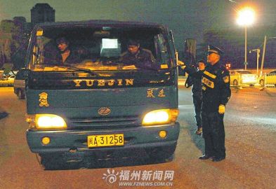 交警遇奇葩驾驶员开车20年不会使用近光灯(图)