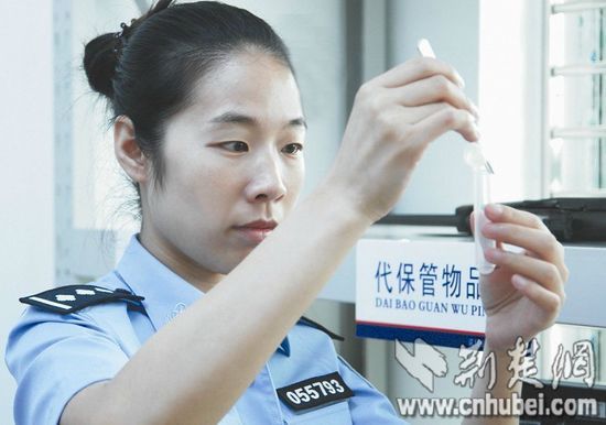 缉毒女警卧底发廊8年抓获120余名毒贩(图)