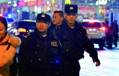 公安部副部长傅政华配枪夜巡北京痛快应允合影