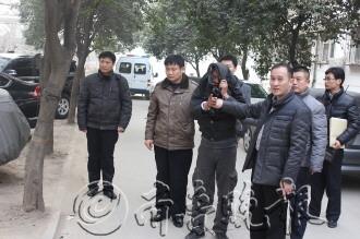 男子持刀劫持女车主驾车将其拉到异地抛弃(图)