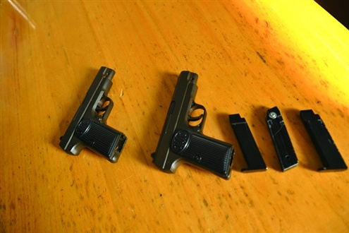 两男子持枪劫走出租车警方成功堵截(图)