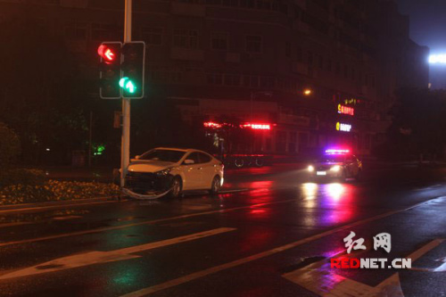 ˾���賿�������˯ײ��·��������Ļؼ�