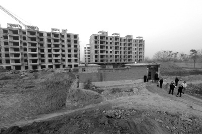 �ӱ���Ǩ���򸾼��ſ����˴�ǰ���뿪���̳�ͻ