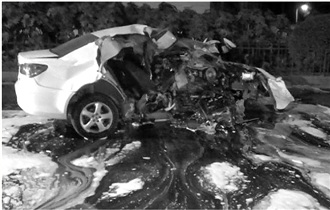 �γ�ײ��ʯ����ֻʣһ��˾�����������ӾƼݣ�ͼ��