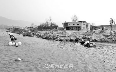 水域非法采砂猖獗采砂者设“竹排阵”阻拦执法艇