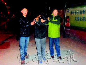 男子连夜持刀抢劫民警提醒:单身女独行要谨慎