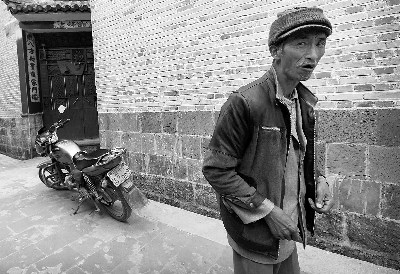 云南腾冲杀6人嫌犯曾缅甸坐水牢一年 其父亦称受害(2)