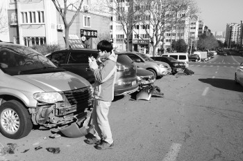 轿车连撞6辆车后逃逸警方望肇事司机尽早自首