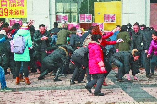 河南企业为出名疯狂撒钱引哄抢 公安介入调查(图)