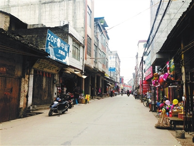 出事的那家螺蛳粉店就在这条街上摄影/本报记者 高淑英