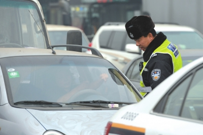 女子违反交规自锁车内4小时警方请锁匠开门