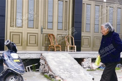 13���к�Ȱ�踸ĸ��ִ���������ӷ��޾��񼲲�