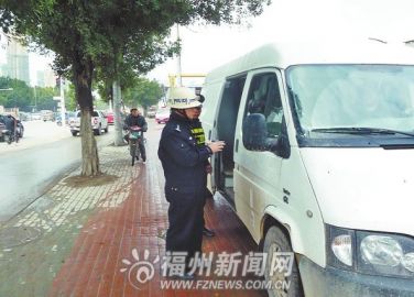 司机逆行驶上人行道警方一小时处罚38名违法者