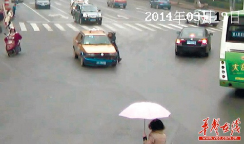 套牌的士拖行交警百米后逃逸警方追逃(图)