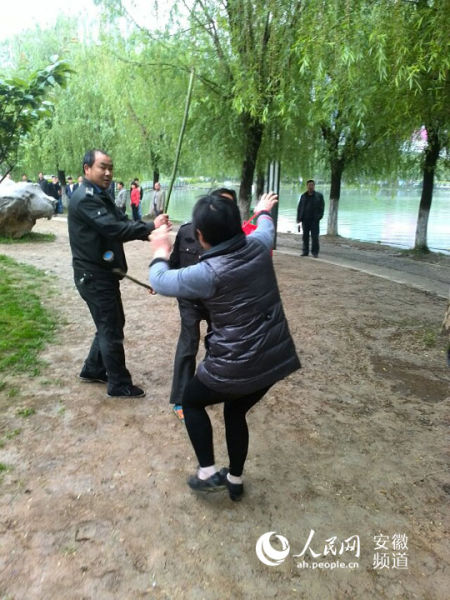 �ǹֹܳ�ΧŹ����ɢ������Ա�º�ƴ���ˣ�ͼ��