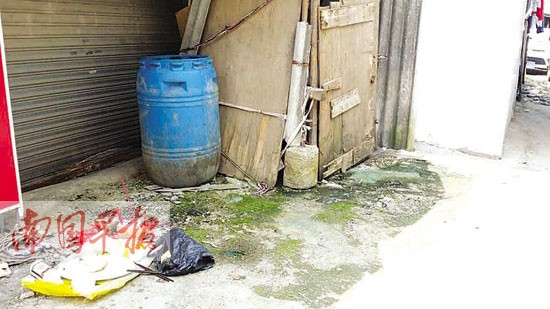 ����һ�Ƶ�Ůϴ�빤�����������嵹����ˮͰ��ͼ��