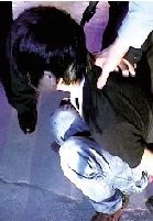 18岁少年踹门抢劫女孩得手后求交往反被夺刀(图)