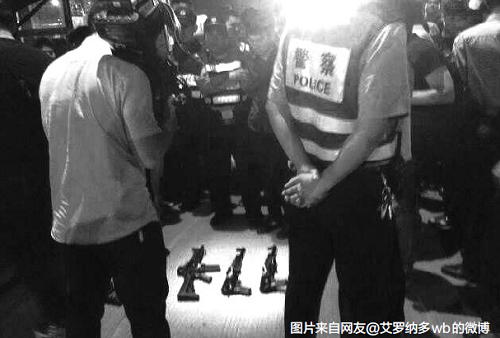 路虎车后备厢藏4把仿真枪驾驶员见民警拔腿就跑