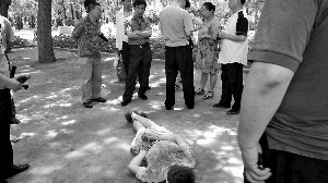 男子醉酒挥刀威胁公园老人民警徒手将其制服