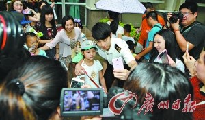 ����һ���ع�Ա����������Ů��˿���ɵġ����Ӱ