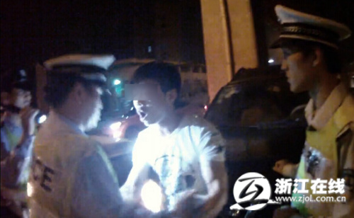 ������Ů��������ִ����������������ˮ�Ʒ���ͼ��