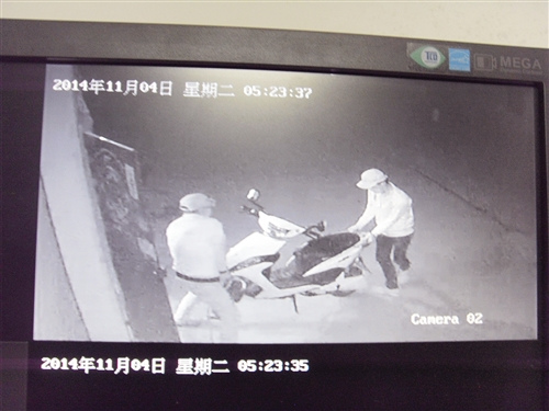 凌晨两盗贼撬门“抬走”电动车租户查监控报警