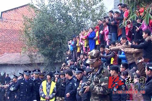 ǿ��ɱ�˰��ӷ�ָ���ֳ��ڶ�Ⱥ��ǰ�����ͼ��