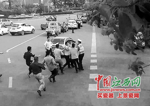 ���������鳬Ա���ⲻ��������ԱΧŹ4�����ˣ�ͼ��