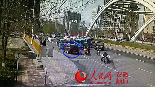 合肥三名城管被摊贩驾车撞伤一人遭碾压骨折(图)