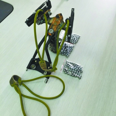 男子吸毒后用弹弓射钢珠连伤8辆车 称遭人跟踪(图)