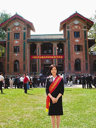 上世纪90年代初,一个名叫文雅靖的香港小女孩牵着父母的手,跨过罗湖桥