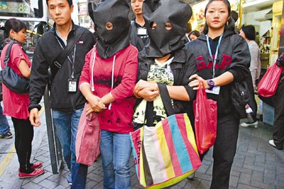 女警(右)扮师奶建功,拘获2名印佣扒手.  图片来源:香港文汇报