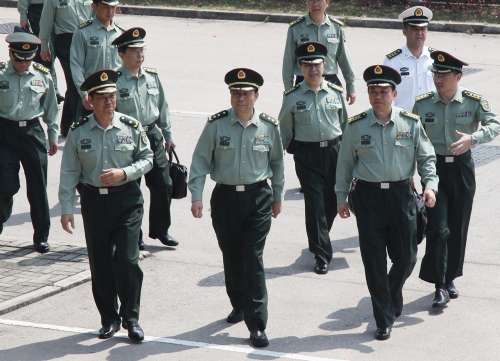 驻港部队五一迎开放日 反恐装备亮相(图)