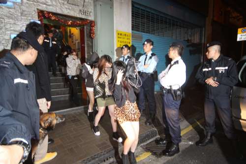 ��۾���ͻ���Ѳ����ֳ���������150δ������Ů