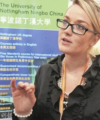 Ӣ����ѧ�ڵط�У���ո���ѧλ��ͬѧ�Ѽ���