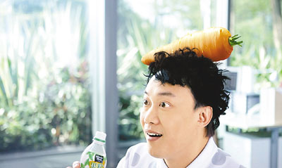 陈奕迅拍广告化身蔬果白领头顶胡萝卜造型搞笑