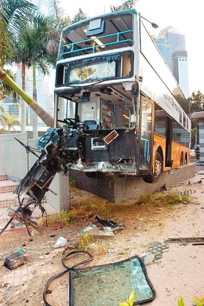 香港一巴士撞行人路险坠海 车身严重损毁16人伤