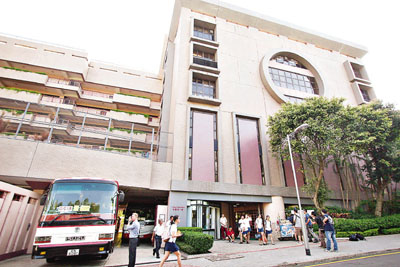 贵族学校接炸弹恐吓证实为恶作剧18岁学生被捕